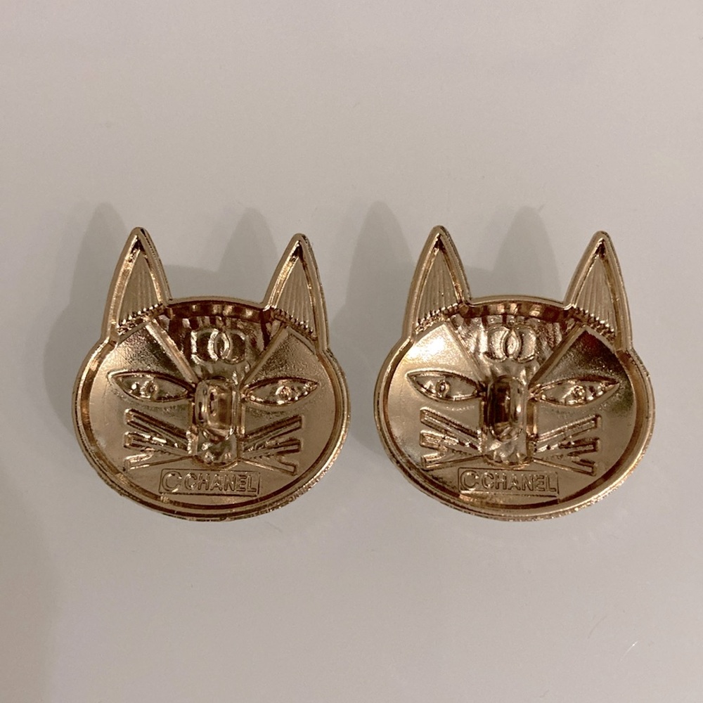 😻 2 Vintage Chanel Cat Buttons Black / White / Gold - Picture 2 of 4